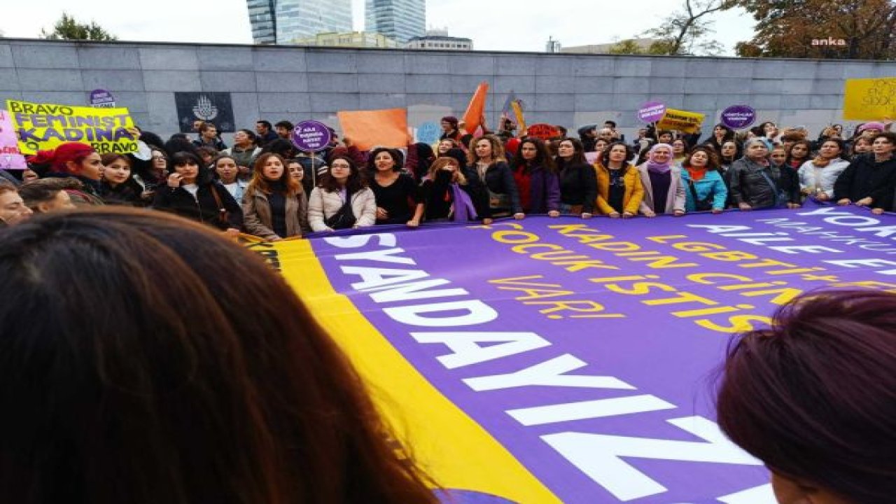 İSTANBUL'DA POLİS, KADINLARIN "25 KASIM KADINA YÖNELİK ŞİDDETLE ULUSLARARASI MÜCADELE GÜNÜ"NDE YÜRÜMELERİNE İZİN VERMEDİ