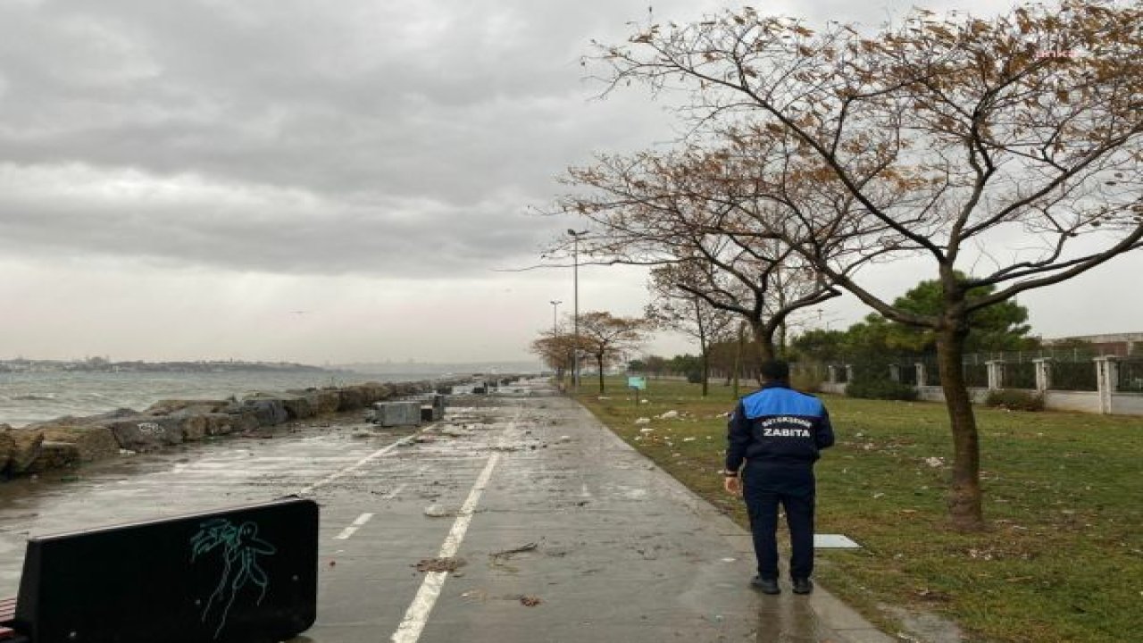 İSTANBUL'DA FIRTINA VE SAĞANAK YAĞIŞ ETKİLİ OLUYOR. İBB EKİPLERİ 5 BİN 309 PERSONEL VE 2 BİN 19 ARAÇLA SAHADA