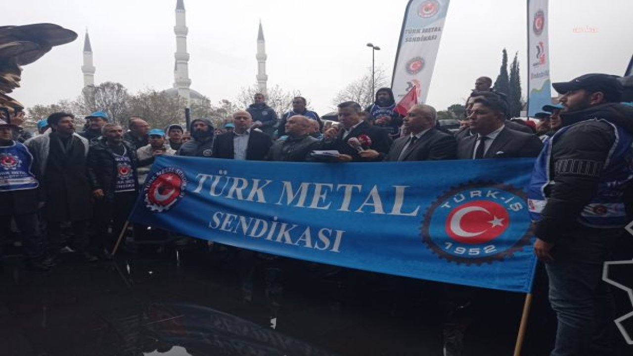 METAL İŞÇİLERİ, İŞVEREN SENDİKASI MESS'İN ÖNÜNE “SİYAH ÇELENK” BIRAKTI: “KÂR REKORU KIRDIRINCA GURUR DUYDUĞUNUZ METALCİLERİ ZAMMA GELİNCE GÖRMEZ OLDUNUZ”