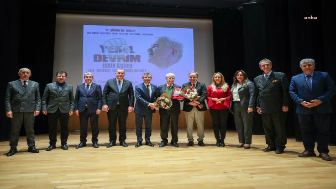 ÖZGÜR ÖZEL, "YEREL DEVRİM" BELGESELİNİN ANKARA GALASINDA ESKİ DİKİLİ BELEDİYE BAŞKANI OSMAN ÖZGÜVEN'E YAŞAM BOYU ONUR PLAKETİ TAKDİM ETTİ