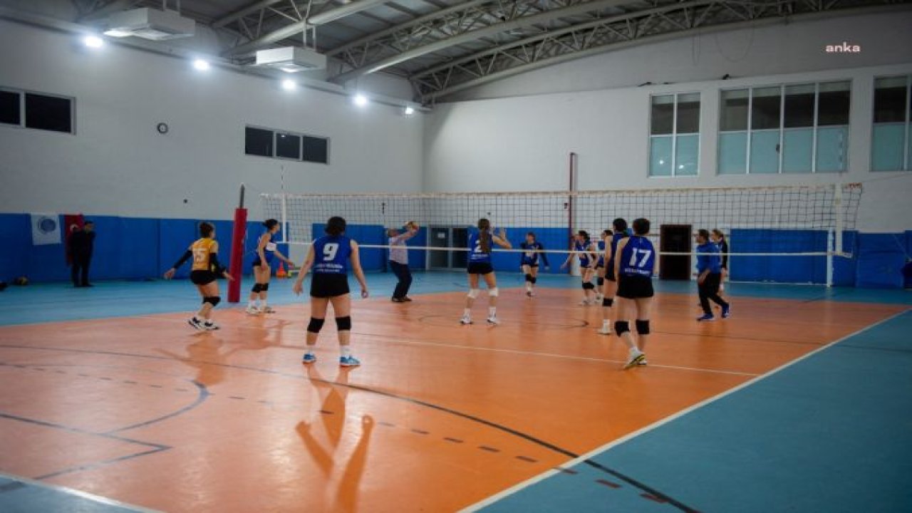 SEYHANLI KADIN VOLEYBOLCULARA BAŞKAN AKAY’DAN ZİYARET