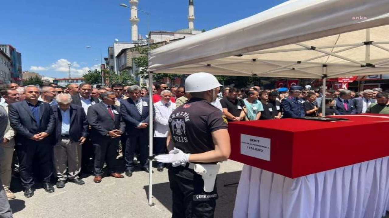 SAĞLIK BAKANI FAHRETTİN KOCA, ÖLDÜRÜLEN DOKTOR EKREM KARAKAYA'NIN CENAZE TÖRENİNDE PROTESTO EDİLDİ