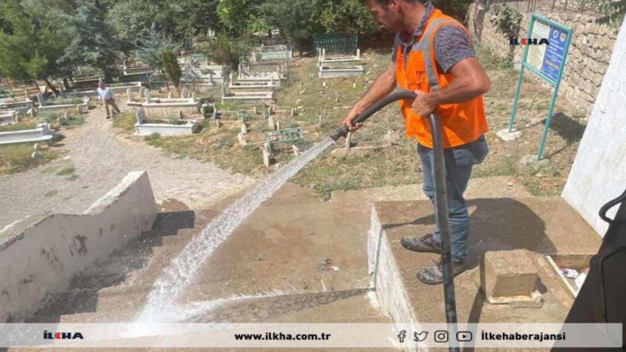 Siirt’te bayram öncesi mezarlıklar temizleniyor