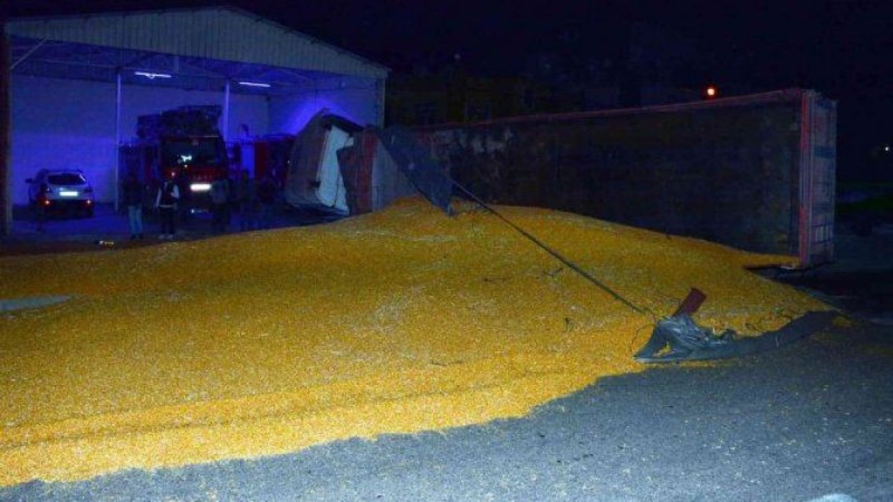 Mardin'de mısır yüklü tır devrildi
