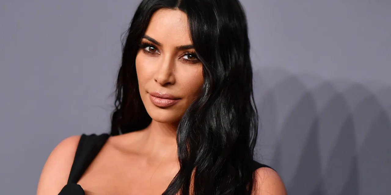 Kim Kardashian'ın Tek Başına Giyinememesi Gündem Oldu