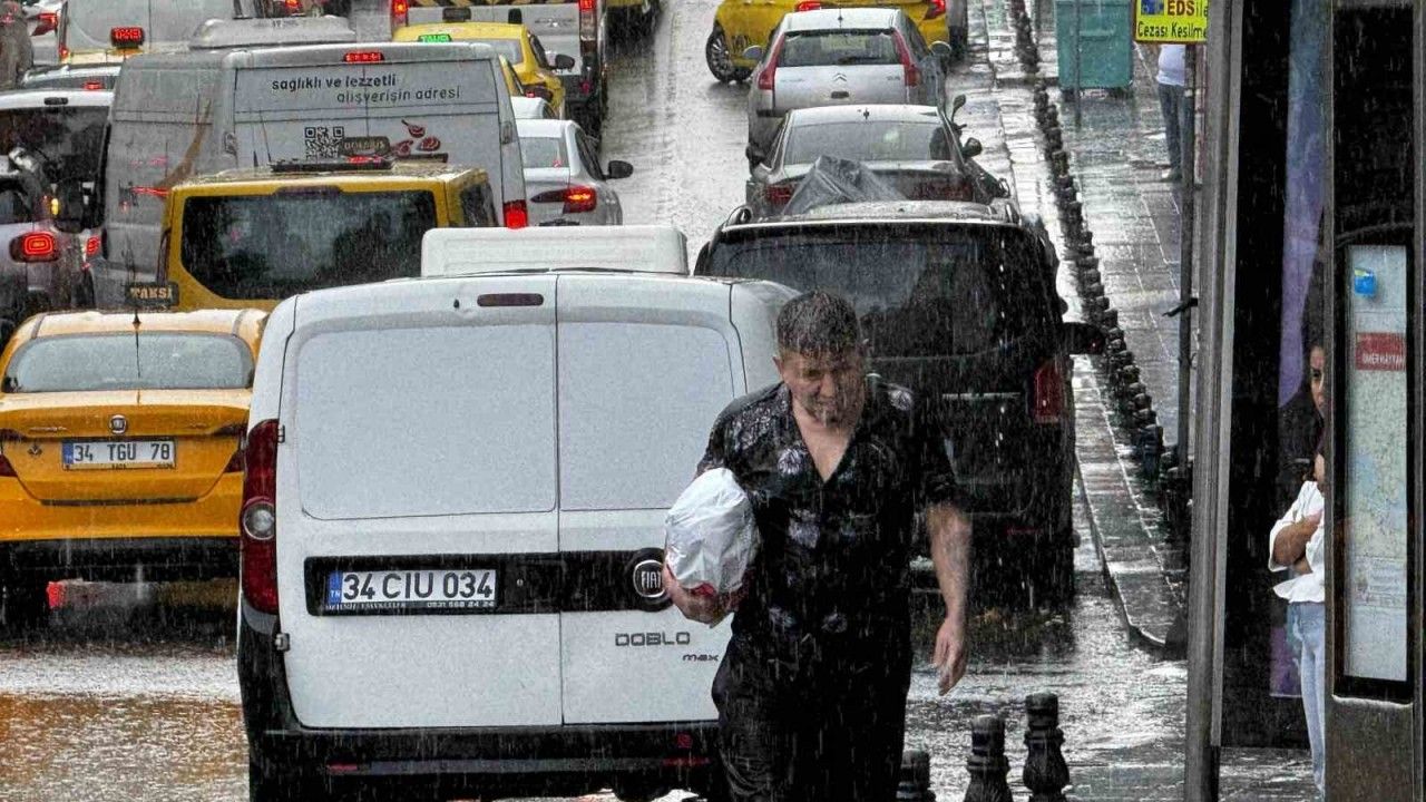 Meteoroloji Saat Vererek Uyardı! İstanbul’da Bugün Yağış Var mı?