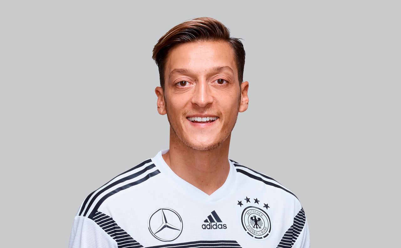 Mesut Özil Yeniden Sahalara Dönüyor! İşte Takımı