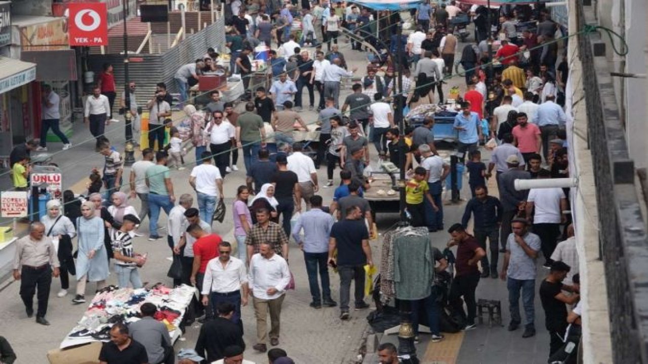 Van’da bayrama bir gün kala çarşı pazarda yoğunluk yaşanıyor