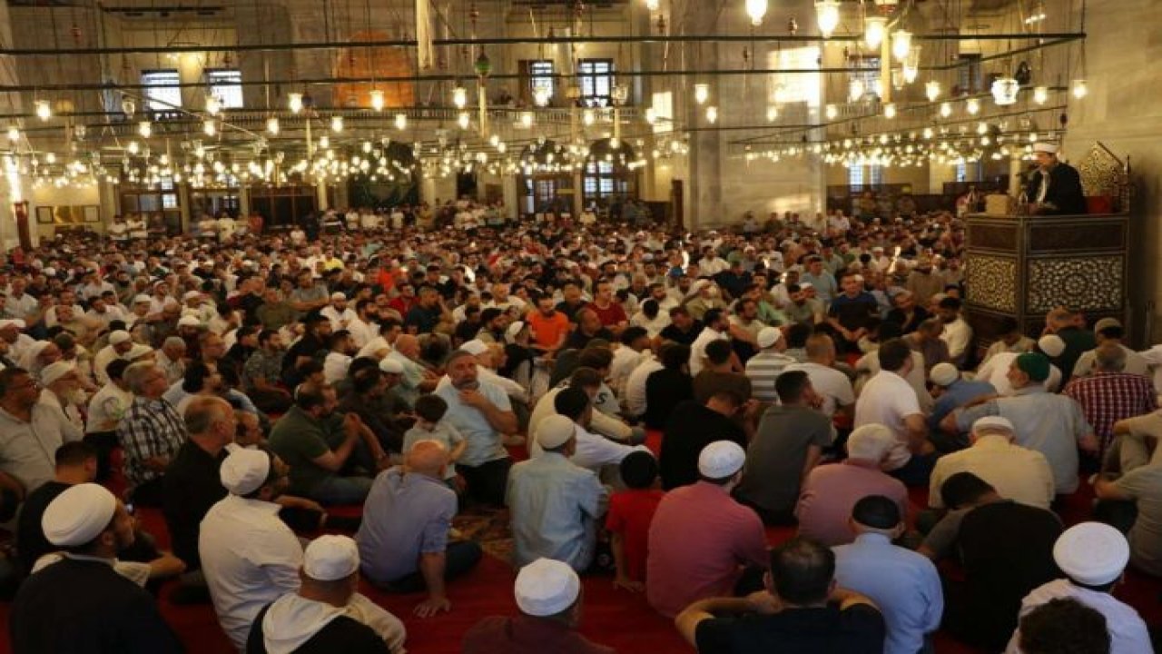 Fatih Camii'nde on binlerin katılımıyla Kurban Bayramı namazı kılındı