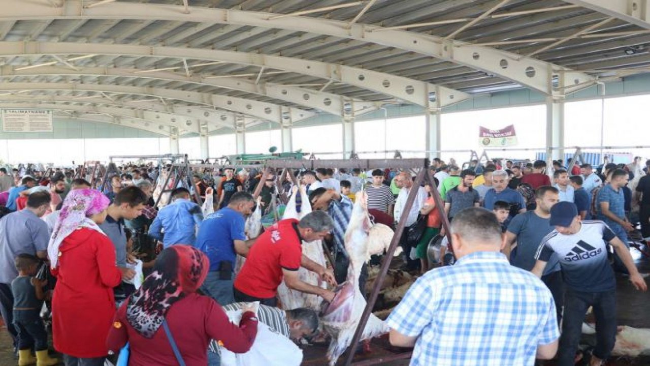 ​Gaziantep'te bayram namazının ardından dualar eşliğinde kurbanlıklar kesildi