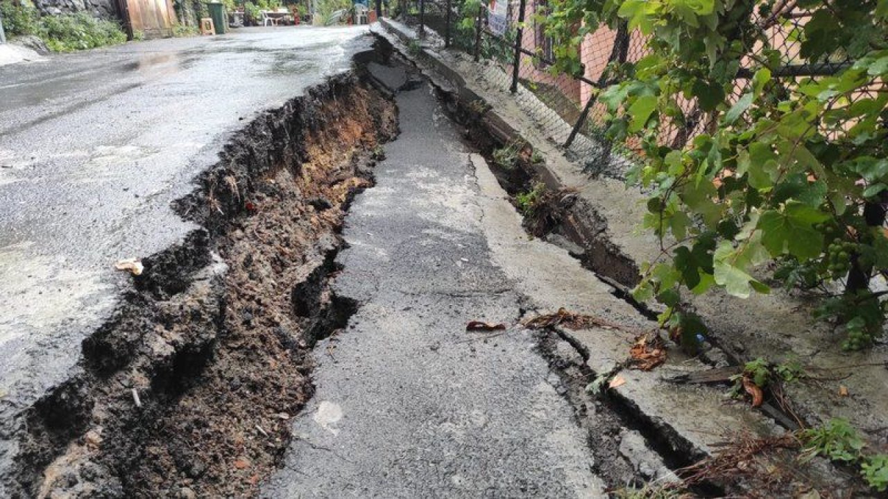 İstanbul'da faciadan dönüldü! Asfalt parçalara ayrıldı