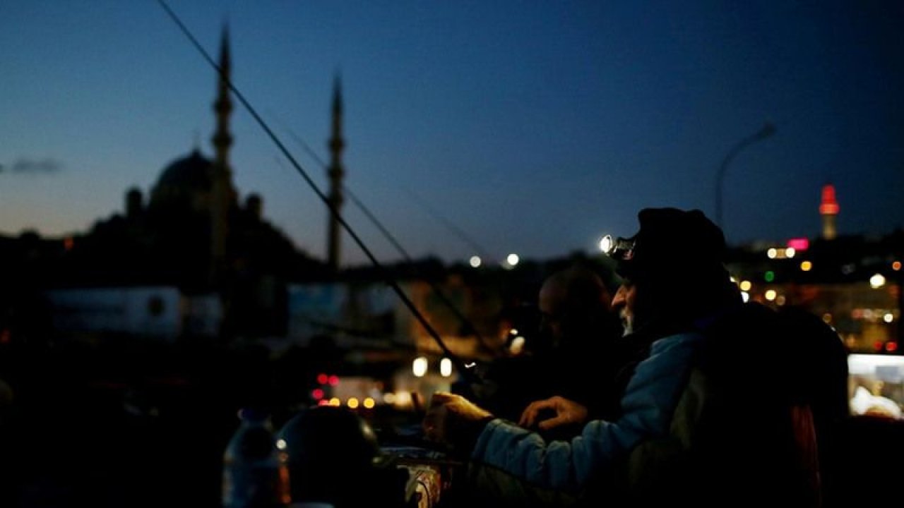 Türkiye 'karanlıkta' kaldı! Kış saatine tepki yağdı