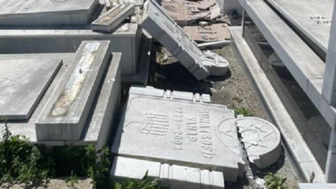 İstanbul'da Yahudi mezarlığına saygısızlık! Taş üstünde taş bırakmadılar