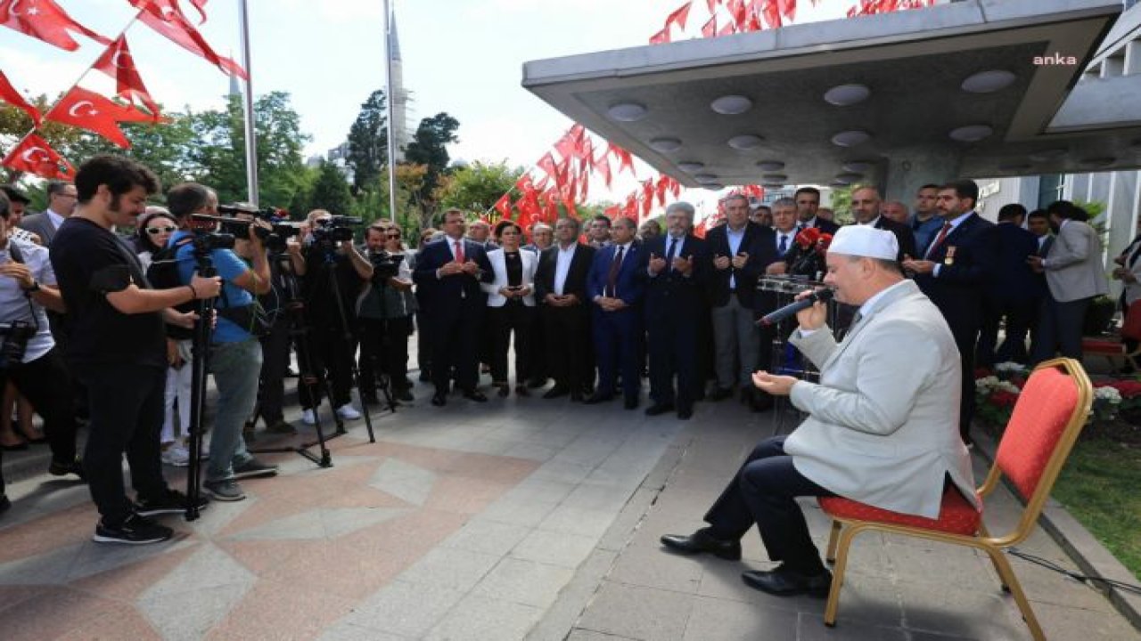 İBB'NİN ÖNÜNDE 15 TEMMUZ'DA ŞEHİT OLANLAR ANILDI. İMAMOĞLU: "TEHDİT HENÜZ KALKMAMIŞTIR"