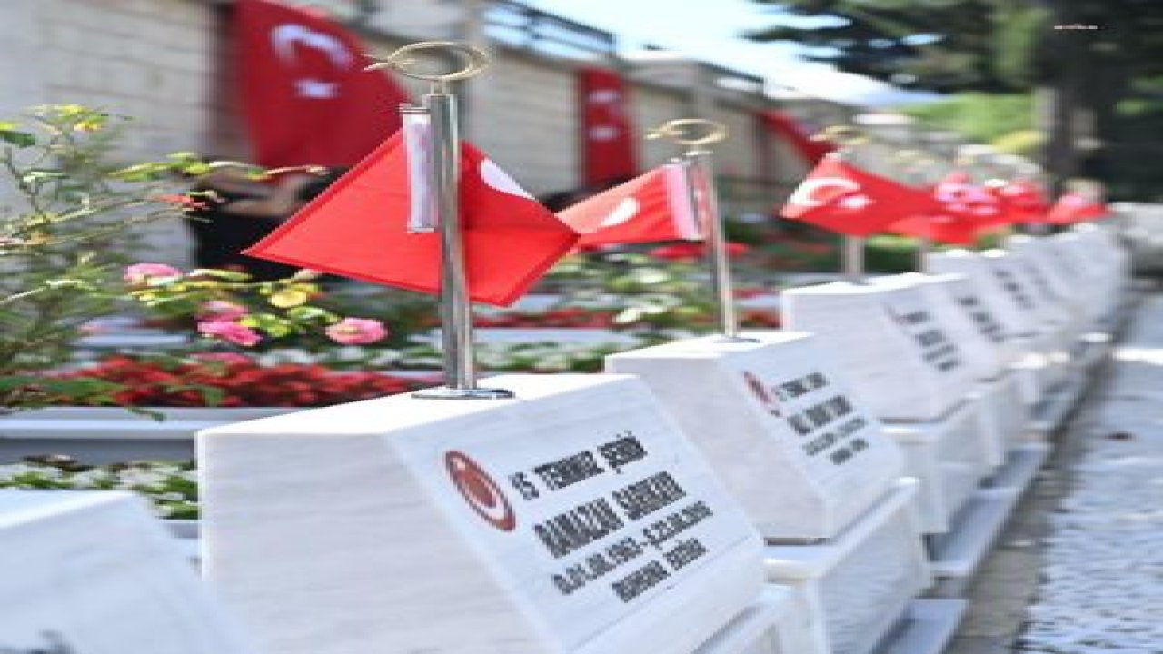 EDİRNEKAPI ŞEHİTLİĞİ’NDE 15 TEMMUZ ŞEHİTLERİ ANILDI