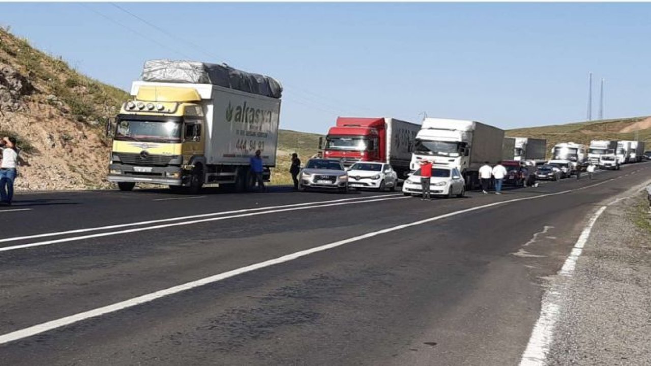 Ağrı'da motor kısmı alev alan seyir halindeki lüks araç kullanılmaz hale geldi