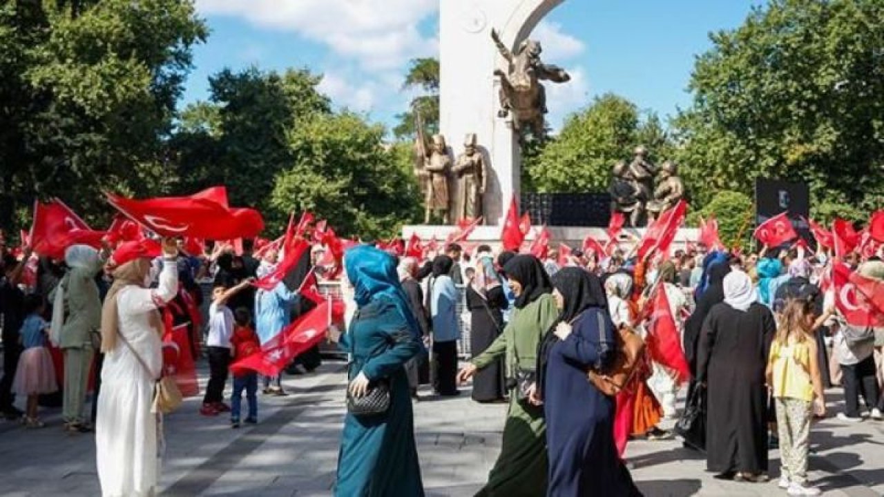 Binlerce vatandaş yeni bir 15 Temmuz yaşanmasın diye Saraçhane Meydanı'na yürüdü!