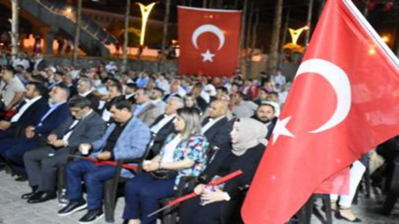 Bitlis'te 15 Temmuz etkinliği yoğun bir katılımla gerçekleştirildi