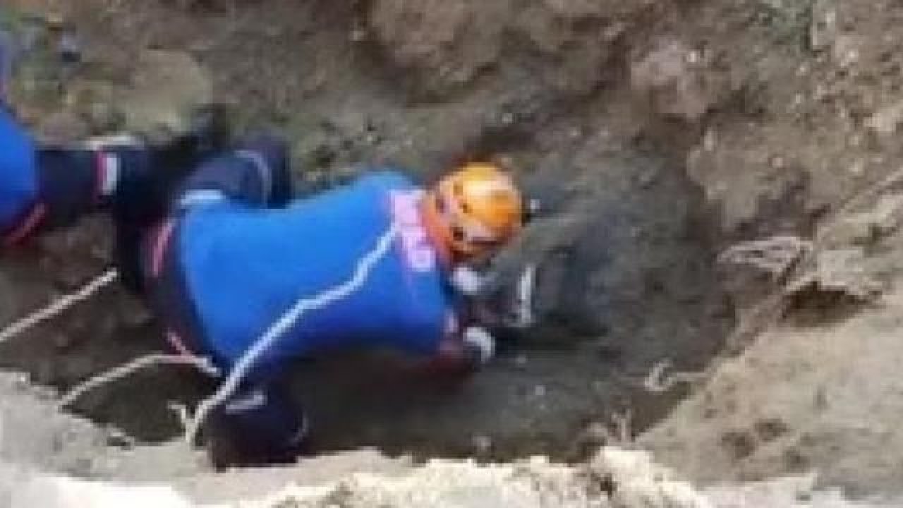 Adana'da apartman göçtü! Toprak altında kalarak yaşamını yitiren işçileri arkadaşları kazarak çıkardı