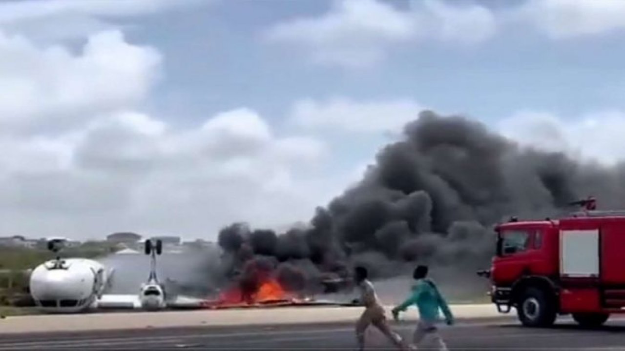 Somali'de uçak pistten çıkarak ters döndü