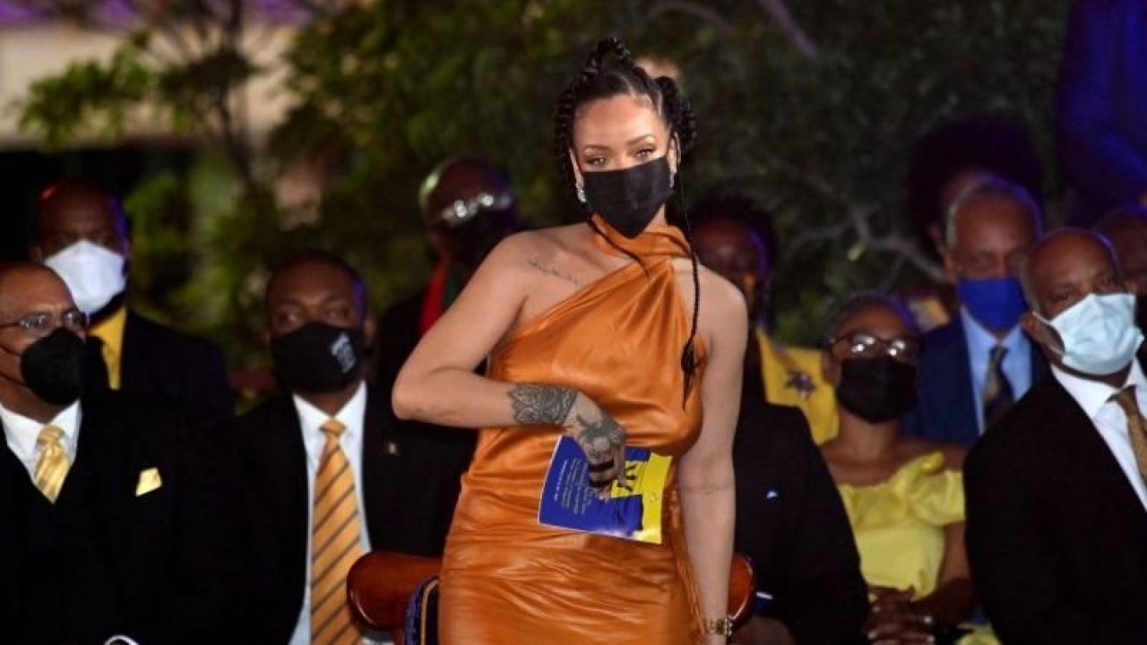 Barbados'ta cumhuriyet ilan edildi, Rihanna ulusal kahraman oldu
