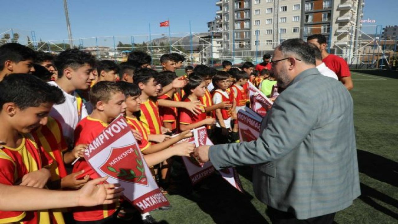 HATAY BÜYÜKŞEHİR BELEDİYE BAŞKANI SAVAŞ’TAN GÖZTEPE FUTBOL OKULU’NA ZİYARET: "FORMALARIN RENGİNDEN DAHA ÇOK YÜREKLERİNDE AY YILDIZ SEVGİSİ ÖNEMLİ"