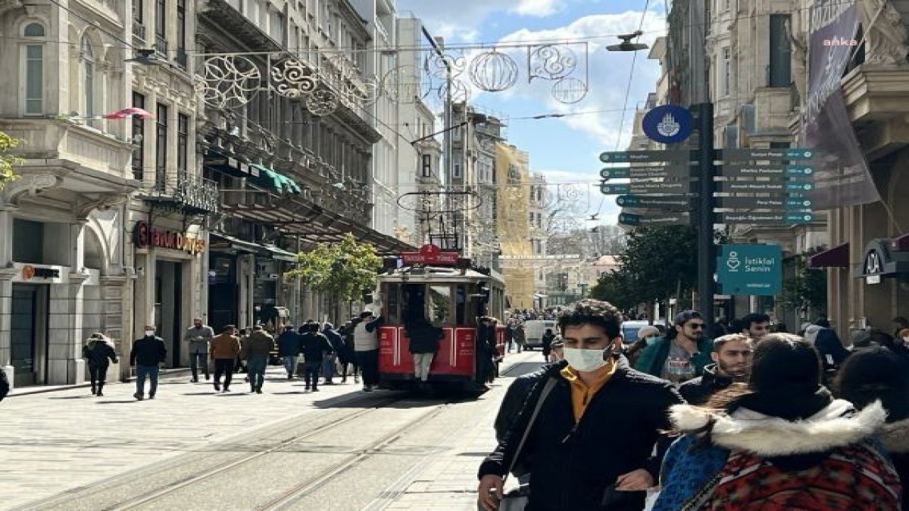 İBB BİLİMSEL DANIŞMA KURULU UYARDI: "TOPLU TAŞIMA ARAÇLARI VE KAPALI ALANLARDA MASKE ZORUNLULUĞU YENİDEN YÜRÜRLÜĞE KONMALI"