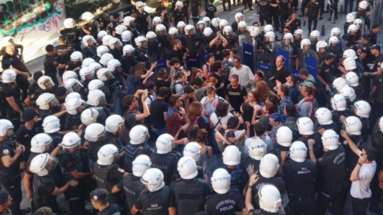 Kadıköy'de toplanan gruba müdahale: 106 gözaltı