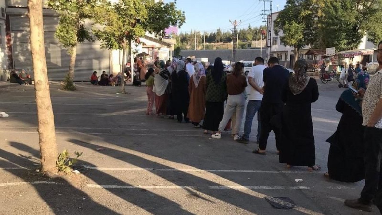 Kuyruklar ülkesi Türkiye! Gaziantep'te doktor randevusu bulamayan vatandaşlar saatlerce sıra bekliyor