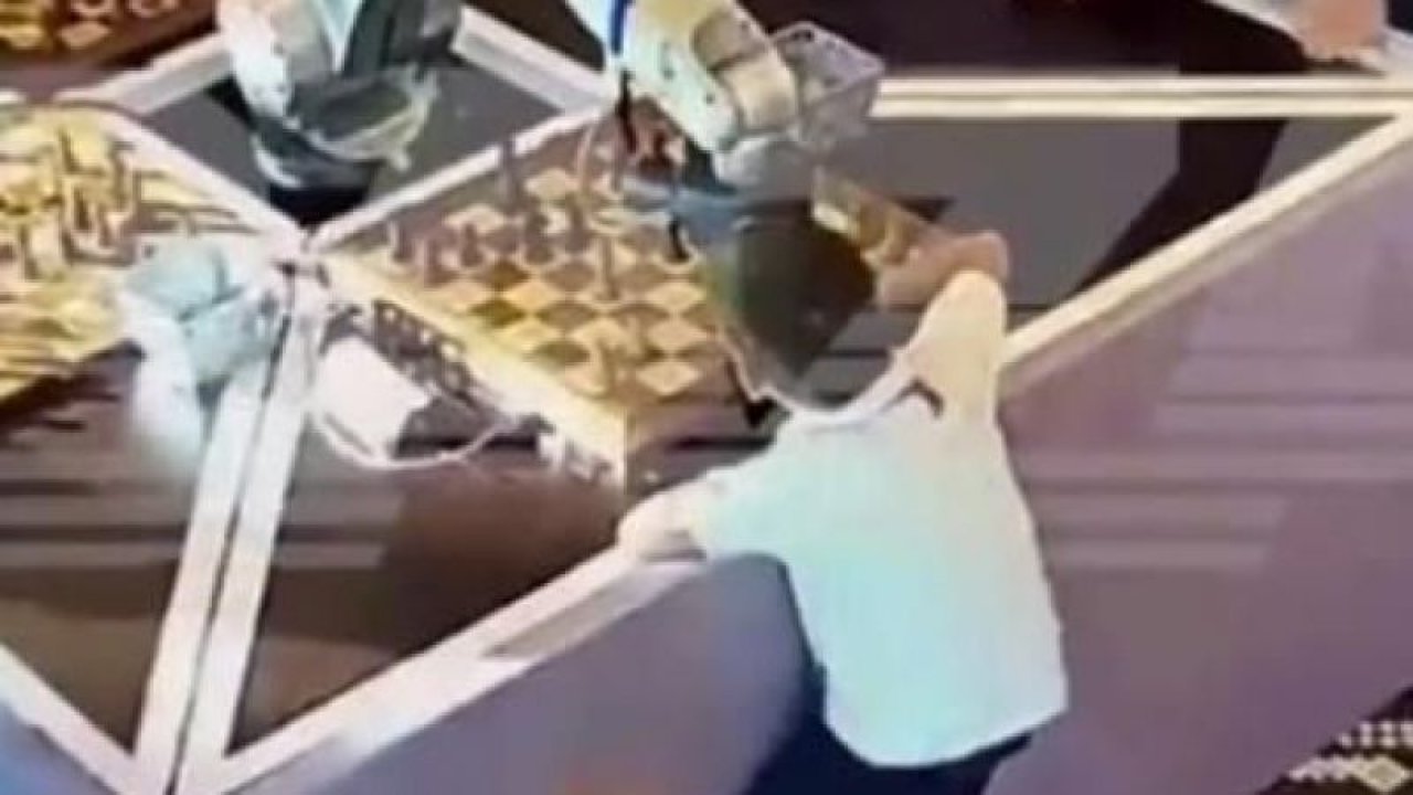 Satranç robotu rakibi olan 7 yaşındaki çocuğun parmağını kırdı!