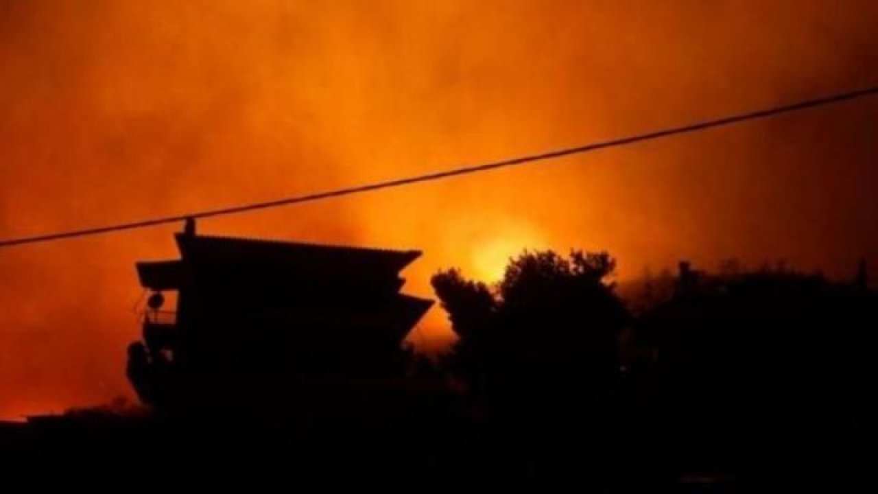 Yunanistan yanıyor! Sabah başlayan ve etkisini hala gösteren yangın evlere yaklaşıyor!