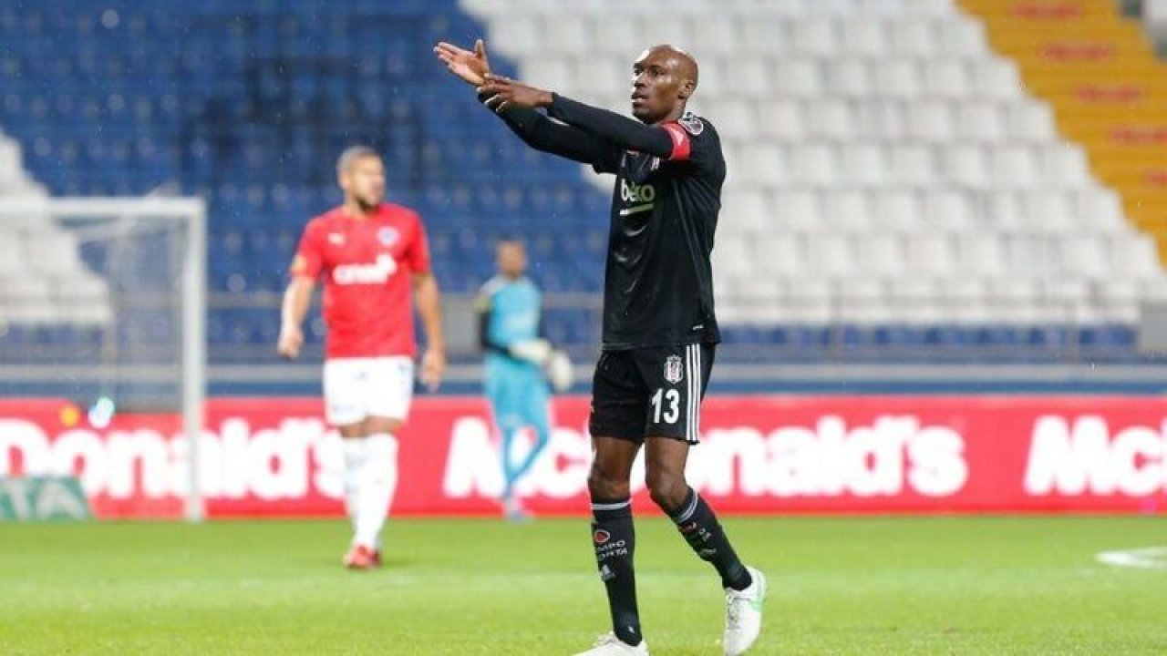 Beşiktaş'ın kaptanı Atiba Hutchinson maç sonu yolda kaldı