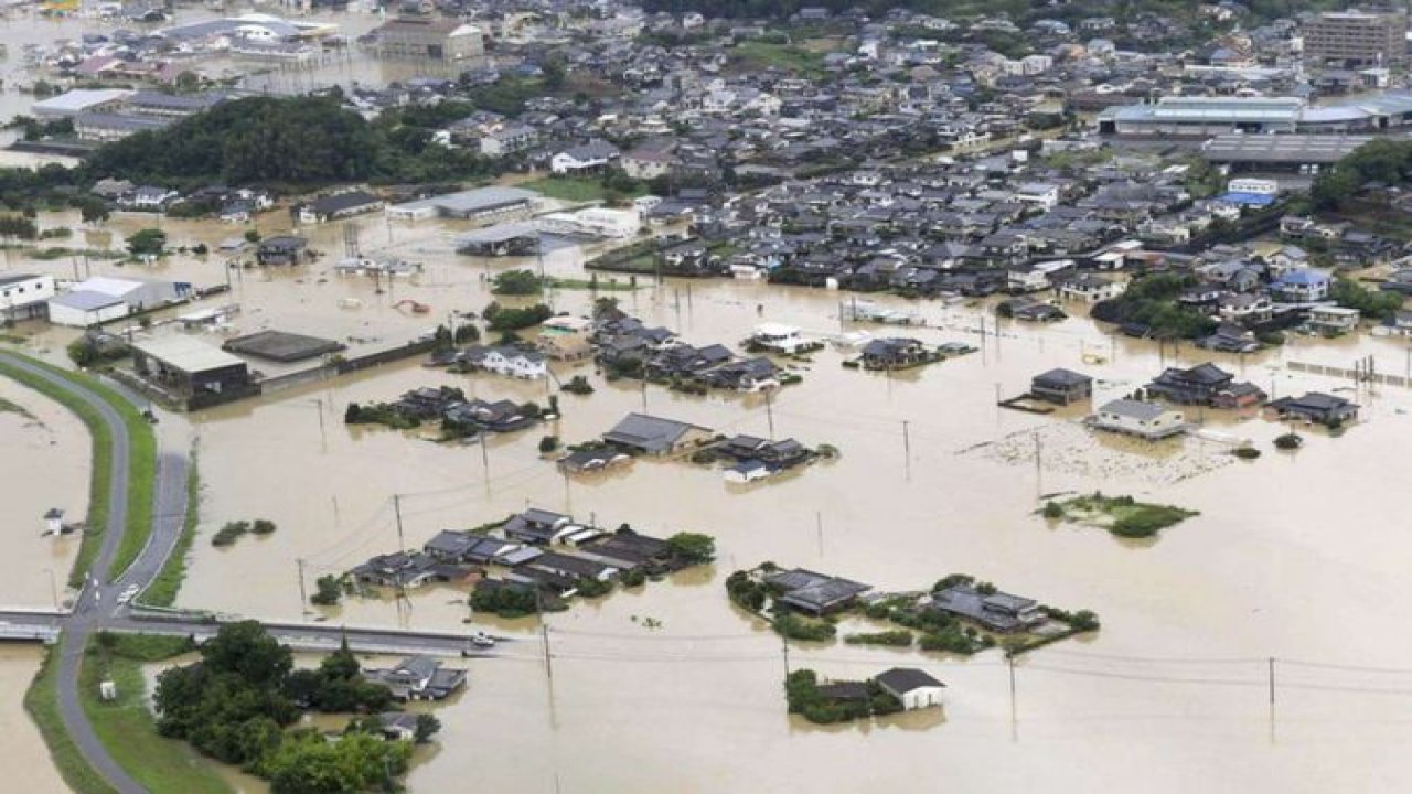 Japonya'da şiddetli yağışlar su baskınlarına yol açtı