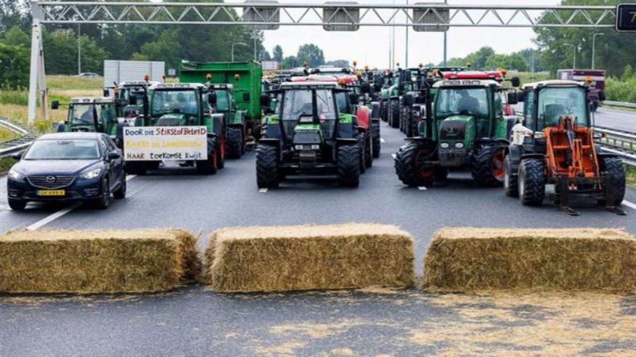 Hollanda'da çiftçilerin yol kapatma eylemleri devam ediyor