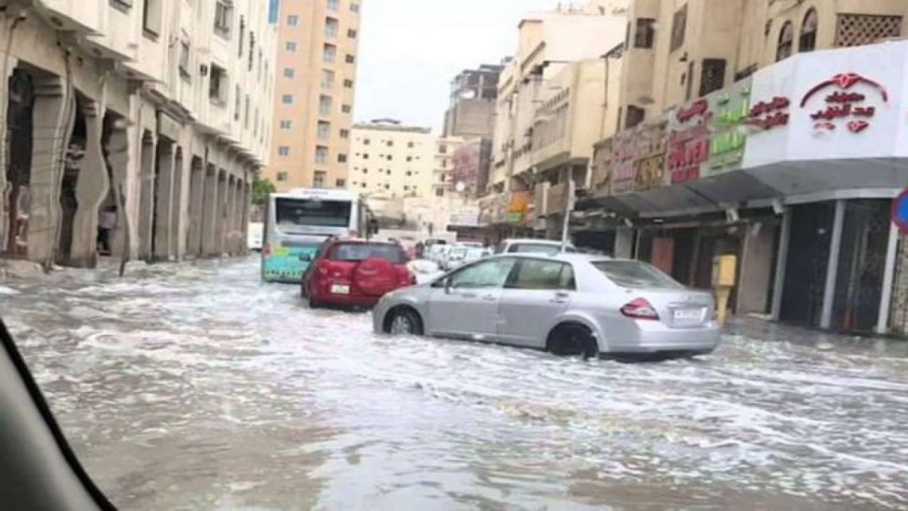 Katar'da yoğun yağış etkili oluyor