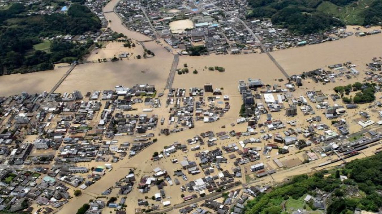 Japonya'da sel baskınlarına karşı halka dikkatli olma çağrısı yapıldı