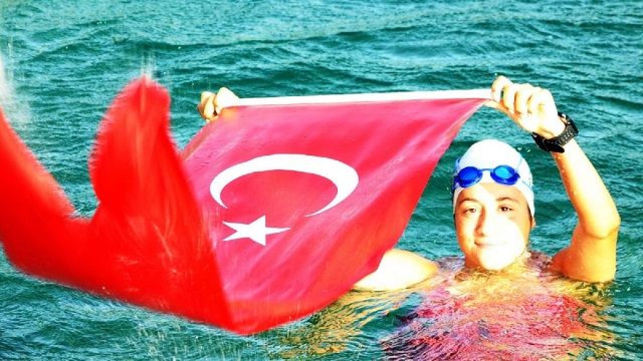Aysu Türkoğlu adını tarihe yazdırdı! Manş Denizi'ni geçen en genç Türk yüzücü oldu