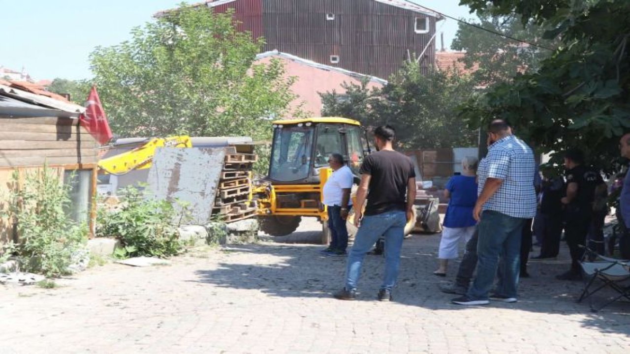 Fatih'te gergin yıkım: Tapulu yerlerimizi haksız bir şekilde yıkıyorlar