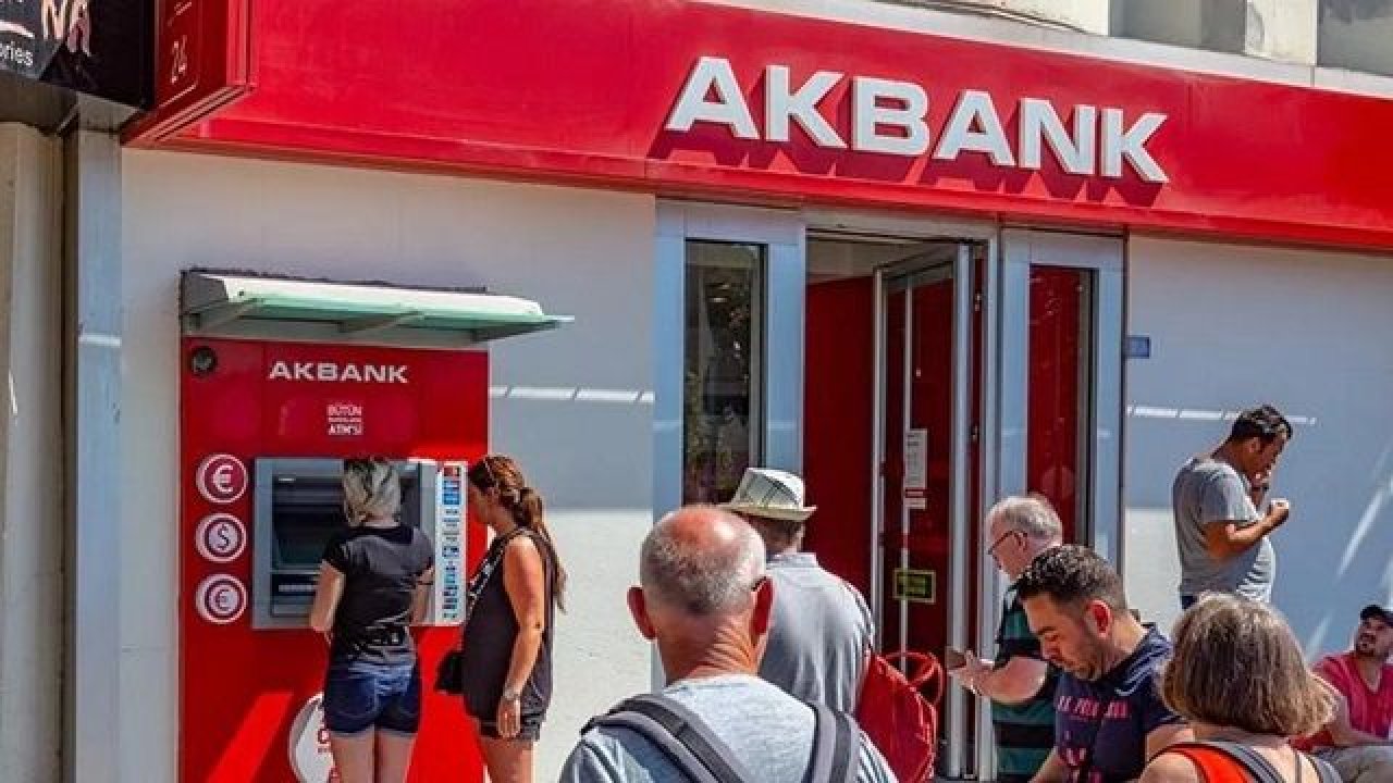 Akbank, emekli maaşını taşıyana 7 bin 500 TL promosyon veriyor! Bugün bankada izdiham yaşandı! Akbank ihtiyaç kredisi kampanyası da kaçmaz!