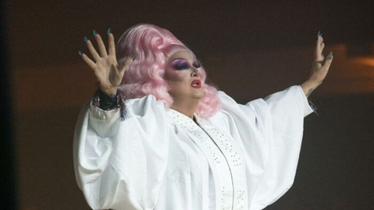 'Drag queen' performansı sergileyen rahip görevden alındı