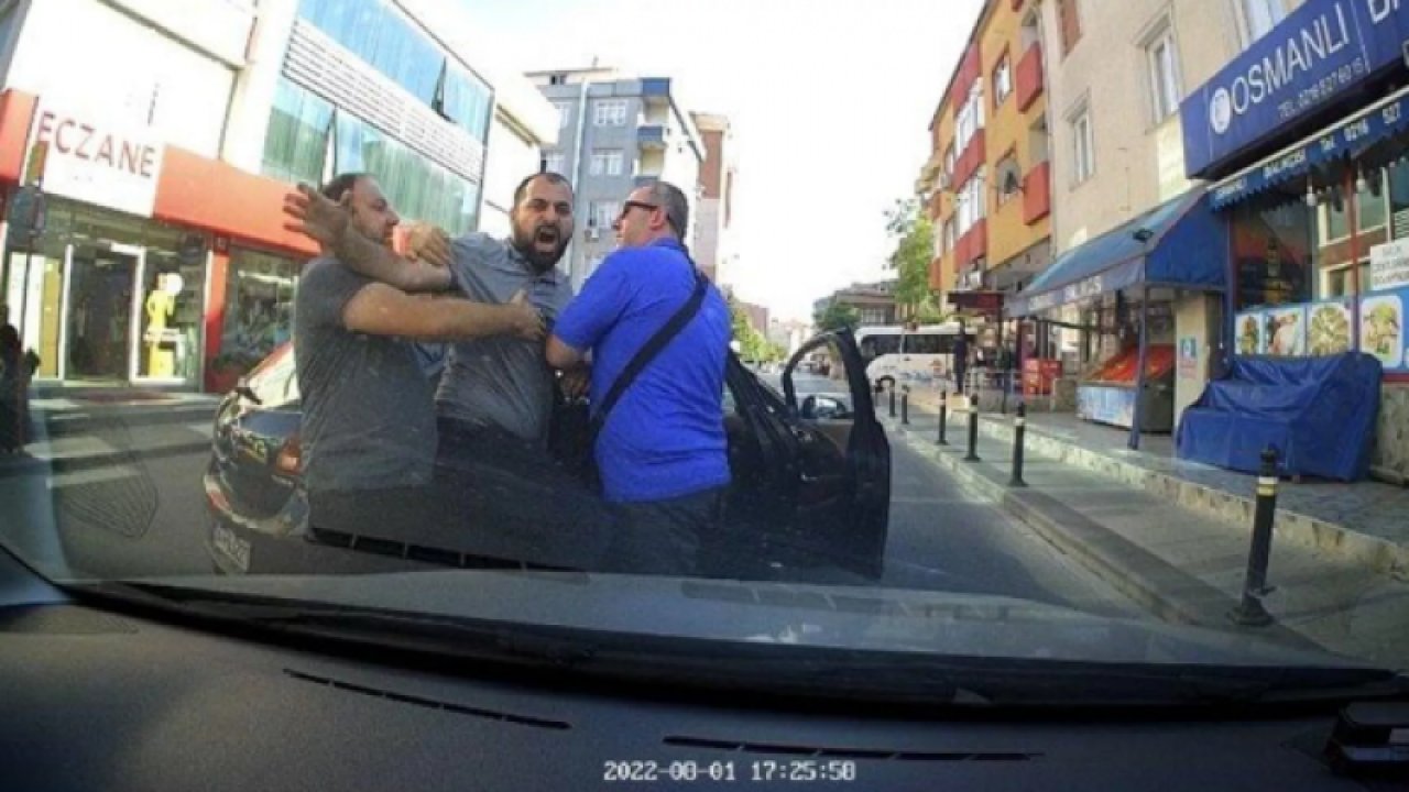 Kimse yanlışını kabul etmiyor! Hatalı park eden sürücü kendisini uyaran basın mensuplarına saldırdı