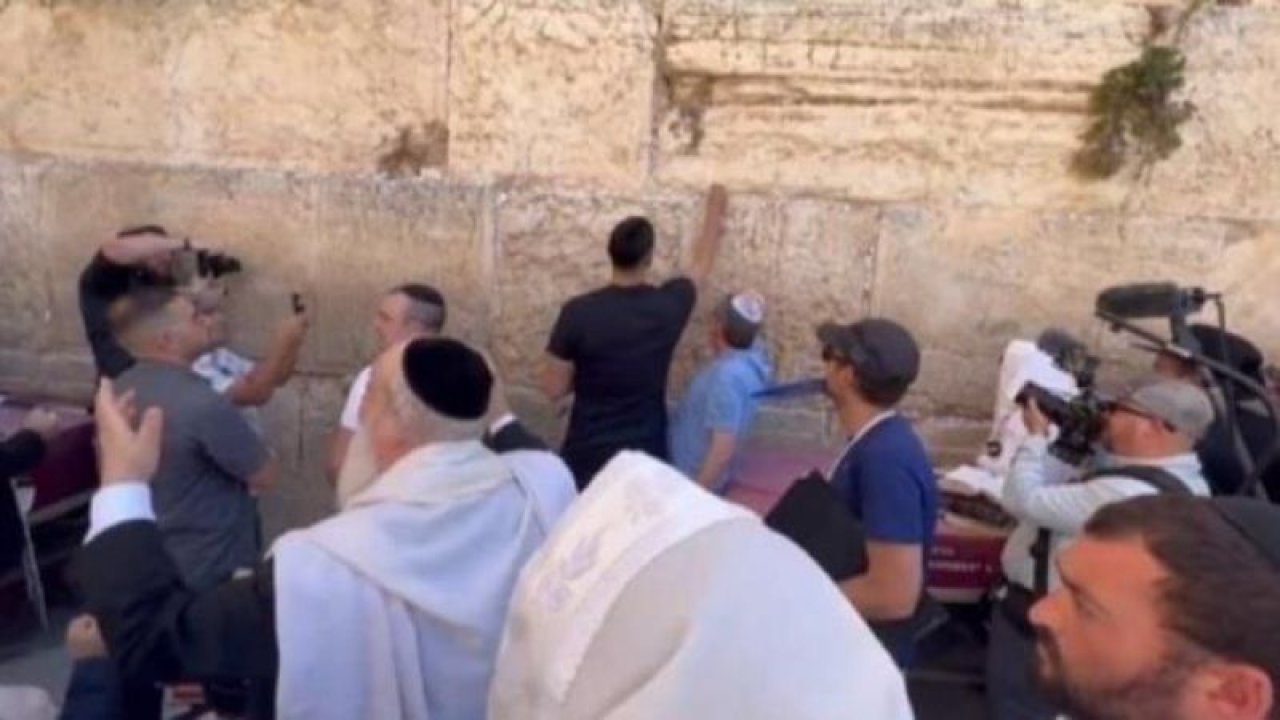 FETÖ'cü Enes Kanter Kudüs'te Yahudilerle birlikte ayin yaptı! O anların videosu izleyenlerin ağzını açık bıraktırdı!